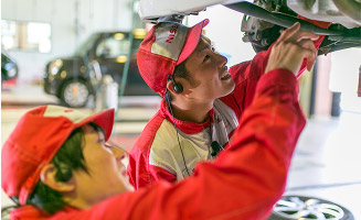 サービスマン車の整備中